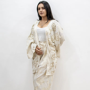 Ensemble de vêtements de détente mi-long en blanc et or avec motif floral, taille naturelle, cardigan kimono brodé et pantalon assorti - Product Image 1