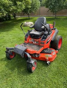 Tondeuse autoportée diesel Kubota ZD1211 à rayon de braquage zéro pour usage commercial et travaux de paysagisme - Product Image 1