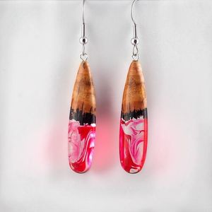 ต่างหูเรซิ่นรูปหัวใจสีดำและสีขาวทำจากเรซินทางเรขาคณิตทำจากไม้แบบห้อยเพื่อความอบอุ่นตามธรรมชาติ - Product Image 4