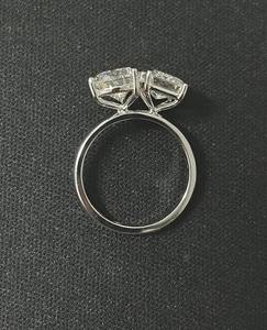 Bague de mariage Toi et Moi en diamant de laboratoire, confectionnée en or massif 14 carats, ornée de deux diamants CVD exquis en taille émeraude et poire - Product Image 3