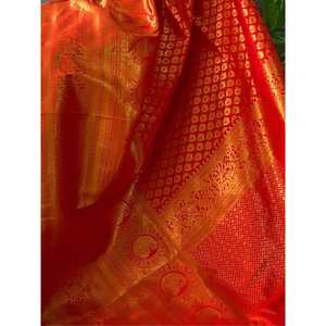 Precioso Sari Tradicional de Seda Kanjivaram Tejida en Color Naranja con Blusa para Bodas - Product Image 2