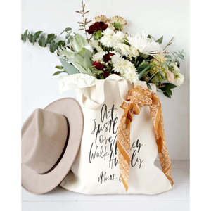 Sac fourre-tout en toile de coton avec motif de lettres « Agis en justice, aie la miséricorde, marchez humblement - Micah 6:8 » - Product Image 4