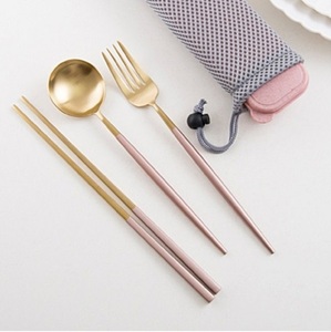 Ensemble de couverts en métal au design attrayant avec poignée mince en émail blanc fini or pour les ensembles de couverts de vaisselle de table à manger - Product Image 5