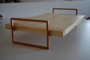 Plateau en bois fini foncé avec poignée en métal contrastant adapté à l'affichage de nourriture élégant et à l'agencement de table - Product Image 4