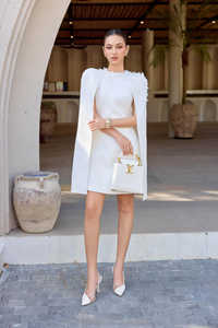 Vestido blanco de primavera con capa de flores en 3D y elegante tela de seda para eventos formales de alta calidad. - Product Image 4