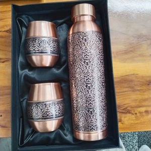 Bouteille en cuivre pur, bouteille en cuivre ayurvédique, bouteille en cuivre gravée, bouteille d'eau en cuivre martelé, bouteille en cuivre avec verre - Product Image 5