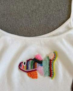 Haut blanc sans manches écologique en coton brodé à la main avec motif figuier, idéal pour les fêtes estivales - Product Image 3
