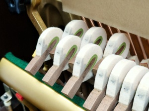 เปียโนยามาฮ่า W102B คุณภาพญี่ปุ่น 88 คีย์ แบบตั้งตรง สำหรับมืออาชีพ เสียงใสทรงพลัง พร้อมสำหรับการแสดงบนเวที สไตล์คลาสสิก U1 - Product Image 4