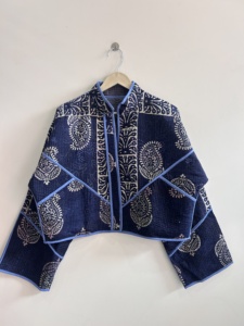 Chaqueta Corta Acolchada Estilo Boho para Mujer, Hecha a Mano con Tela Kantha Indigo Vintage - Product Image 2