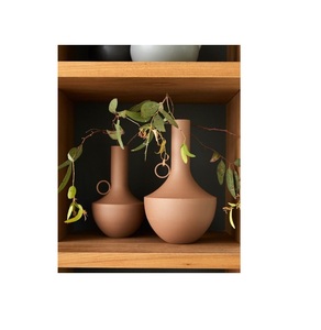 Florero de metal con forma antigua de tendencia con gran demanda adecuado para mejorar los temas de decoración del hogar tradicionales y clásicos - Product Image 4