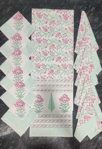 Chemin de table indien en toile de coton à motifs floraux imprimés 6 serviettes 6 tapis fabriqués à la main Design indien traditionnel - Product Image 2