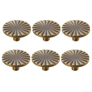 Perillas de latón para armarios hechos a mano que ofrecen una apariencia elegante y pulida, añadiendo belleza a los interiores de dormitorios tradicionales. - Product Image 2