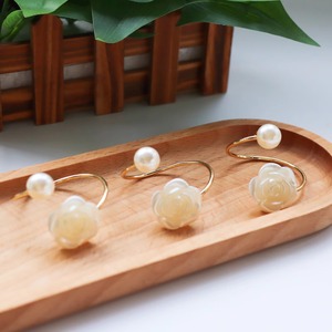Clip para servilletas de calidad asegurada, servilletero dorado y crema, soporte para pañuelos de cocina al por mayor para exportar desde la India - Product Image 3
