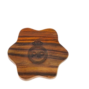 Sous-verres élégants et minimalistes fabriqués à la main en bois de teck Décor élégant pour les diplômes Anniversaires de mariage Anniversaires - Product Image 1