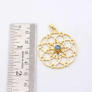 Pendentif en laiton plaqué or Labradorite Mandala Collier fait main Design floral Bijoux Boho Yoga Charme spirituel pour les femmes - Product Image 2