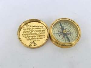 Llavero de brújula clásica de cobre con patrón circular, ligero y ecológico, con grabado de reloj de sol y poema de Robert Frost, ideal para regalo. - Product Image 3