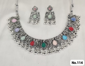 Conjunto exclusivo de collar de joyería de moda con piedras multicolores y pendientes a juego, perfecto para trajes étnicos y de fiesta - Product Image 4