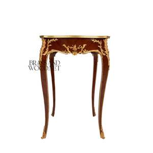 โต๊ะข้างทรงสี่เหลี่ยมสไตล์ฝรั่งเศสหรูหรา พร้อมลายดอกไม้ประณีตฝังมุก และตกแต่งด้วยทองเหลืองสีทองอร่าม สำหรับตกแต่งพระราชวัง - Product Image 2