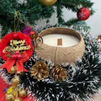Bougie en cire de noix de coco parfumée à la noix de coco avec mèche en bois, décoration artisanale pour la maison, pour Noël, fabriquée au Vietnam / Huile essentielle de pin