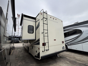 Autocaravana E-N-T-E-G-R-A VISION 27A USADA EN BUEN ESTADO, MODELO 2022, ALTO RENDIMIENTO, 36 pies de largo, 2000 kg de carga útil, color oscuro, en venta - Product Image 6