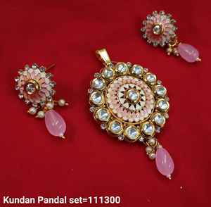 Conjunto de collar con colgante de cobre Kundan y gota elegante de flor chapada en oro tradicional y de moda india para mujer sin cadena - Product Image 1