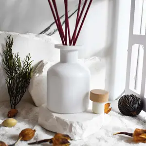 Vente en gros de 50ml 100ml 150ml 250ml Bouteille diffuseur d'anche en verre avec bouchon doré Bouteille de bâton en verre vide de luxe pour diffuseur d'huile aromatique