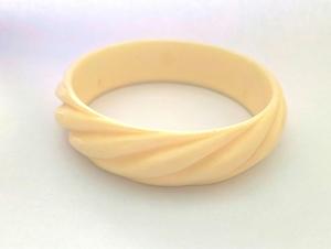 Brazaletes de resina gruesos en negrita, pulseras artísticas hechas a mano para mujer - Product Image 3