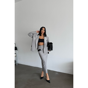 Conjunto de Chaqueta Corta y Falda Gris para Mujer - Product Image 4