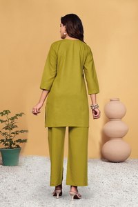 Ensemble coordonné élégant jaune moutarde pour femmes avec broderie lourde au niveau du col et pantalon droit de qualité supérieure - Product Image 4