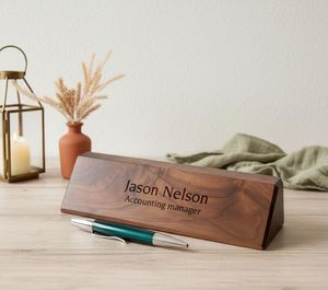 Placa de Identificación Rústica de Madera para Escritorio |   Trabajo Artesanal Duradero |   Precios al por Mayor - Product Image 1