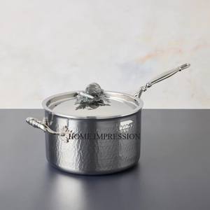 Casserole en aluminium robuste de forme texturée martelée, finition argentée moderne, polie et brillante, avec poignée en alliage d'aluminium plaqué or, 24 cm - Product Image 3