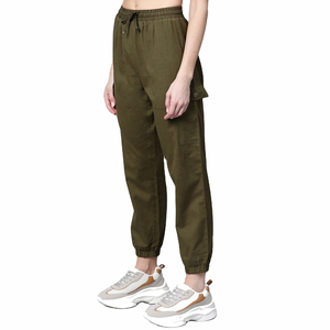 Pantalon de jogging léger à coupe étroite et fuselé pour femmes en coton et élasthanne avec logo personnalisé noir avec poches - Product Image 3