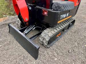 LIVRAISON GRATUITE TPM 16 MINI-EXCAVATRICE 13.5 CV, godet de terrassement de 16 pouces, commandes pilotes, bras oscillant, homologuée EPA CE, avec pouce hydraulique auxiliaire - Product Image 6