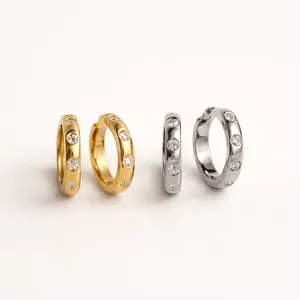 ต่างหูแบบห่วงชุบโรเดียมทอง 14k ประดับเพชรทรงปรินเซสคัทและมุก - Product Image 5