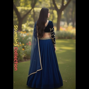 Vente en gros de haut court brodé en velours bleu royal Lehenga ensemble pour tenue de cérémonie robe Anarkali - Product Image 4