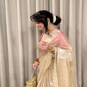 VASTRA COTTAGE Elegante y Suave Sari Brillante con Lentejuelas y Bordado Kutdana, Incluye Blusa en Contraste, Sari de Diseño para Fiesta - Product Image 4