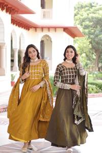 Ensemble de robe et dupatta prêt-à-porter de qualité supérieure Nc Vichitra avec de riches sequins et des broderies en zari - Product Image 2