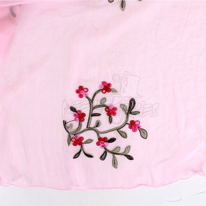 Bufanda ligera de mezcla de lana con diseños únicos cosidos a mano Accesorio suave y cómodo para mujer - Product Image 6