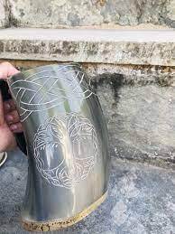 Mug en corne de buffle de style viking, fait à la main avec une finition polie naturelle, pour boire de la bière, de l'eau et du miel, avec logo - Product Image 6