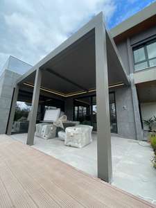 Pergola bioclimatique sur mesure avec un style moderne élégant pour les solutions d'ombrage extérieur  PERGOLA BIOCLIMATIQUE - Product Image 2