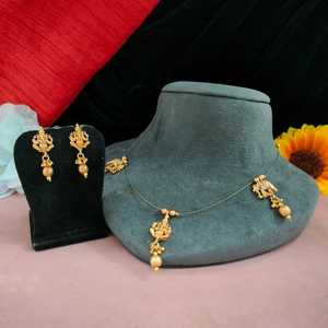 Juego de collar Invincible Vayer Temple Acabado dorado Piel antideslustre y respetuoso con el medio ambiente Hecho de latón - Product Image 2