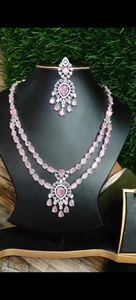 Conjunto de collar, aretes y maang tikka en rosa rubor kundan royale, hecho con piedras de corte pera y ovalado en rosa rubor premium. - Product Image 3