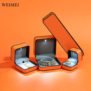 WEIMEI elegante PU cuero joyería pulsera colgante caja de regalo con luz LED para exhibición de joyería boda Día de San Valentín - Product Image 2
