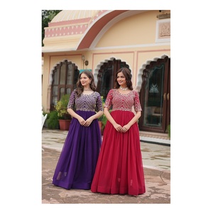 Ropa y accesorios de calidad superior Vestido Faux Blooming con bordado Zari Lentejuelas-Vestido de diseñador de trabajo a la venta - Product Image 1