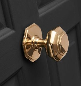 Poignée de porte en laiton brillant de qualité supérieure, conçue pour les portes de maisons contemporaines et les thèmes décoratifs intérieurs élégants - Product Image 5