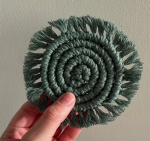 Posavasos en espiral de macramé hecho a mano, decoración de mesa Bohemia, posavasos tejido, regalo de inauguración de la casa, posavasos bohemio, alfombrilla rústica para taza - Product Image 4