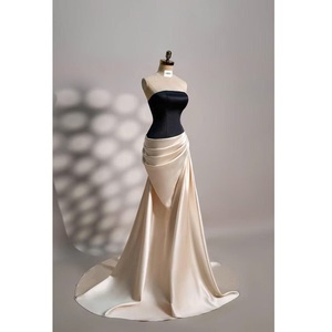 La robe de soirée de mariage en satin présente un design bicolore captivant - Product Image 4