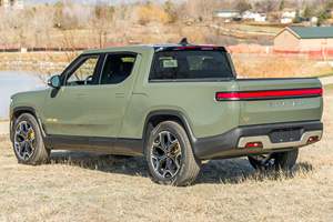 R1T Edición de Lanzamiento 2022, Tracción en las Cuatro Ruedas con Cuatro Motores, Color Verde Lanzamiento, Paquete de Batería Grande - Product Image 4