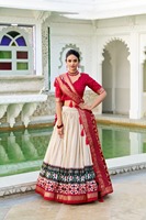 Lehenga en soie brodée taille jusqu'à 42 avec imprimé Patola, travail en feuille métallisée et doublure en micro-coton – Collection de vêtements de fête en gros