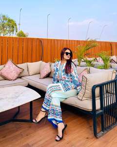 Costume Salwar en soie imprimé numérique de créateur robe Kameez pakistanaise longue à la mode pour les fêtes de mariage pakistanaise indienne - Product Image 3